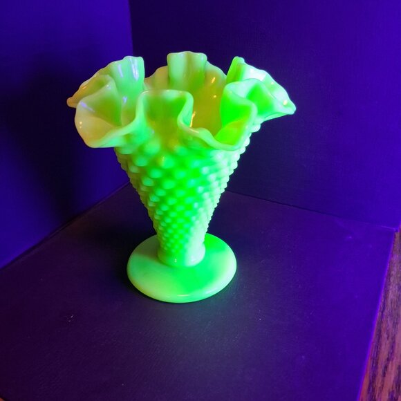 Vintage Fenton Hobnail Ruffled Uranium Vase - Picture 10 of 10